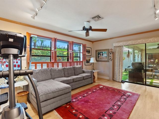 Продажа дома по адресу 2100 NE 211th Ter - фото 6245021