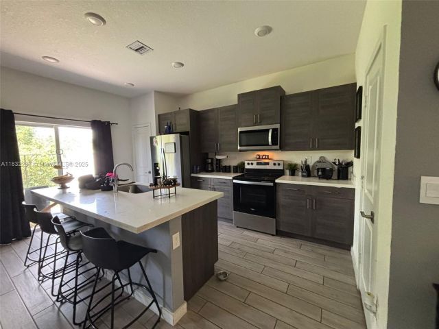 Продажа дома по адресу 830 SE 19th St - фото 6240511