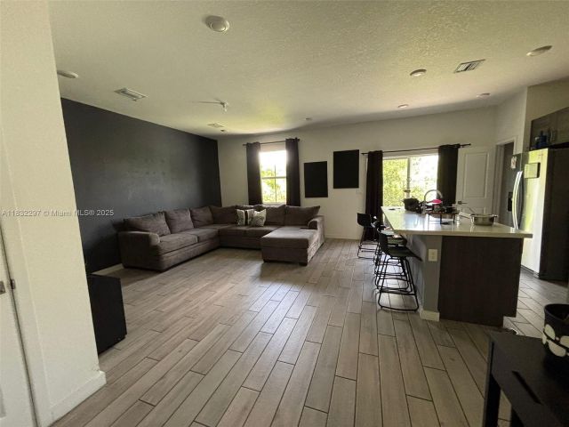 Продажа дома по адресу 830 SE 19th St - фото 7433959