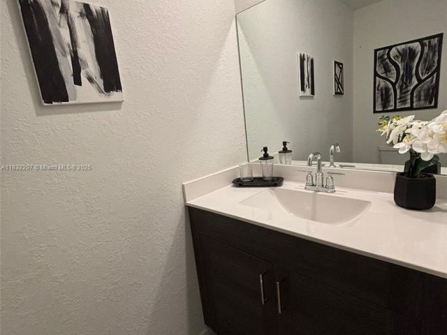 Продажа дома по адресу 830 SE 19th St - фото 7433978