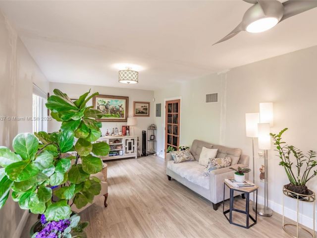 Продажа дома по адресу 6250 SW 19th St - фото 6240996