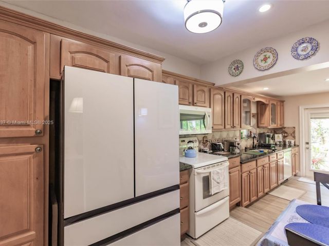 Продажа дома по адресу 6250 SW 19th St - фото 6240998