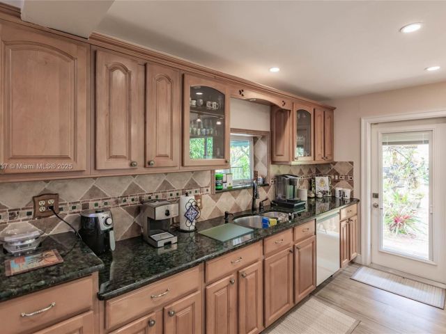 Продажа дома по адресу 6250 SW 19th St - фото 6240999