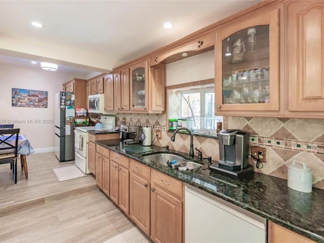 Продажа дома по адресу 6250 SW 19th St - фото 6241000