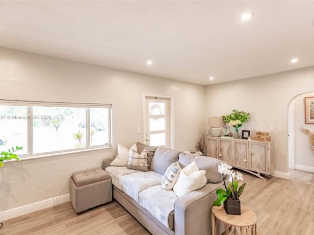 Продажа дома по адресу 6250 SW 19th St - фото 6241002