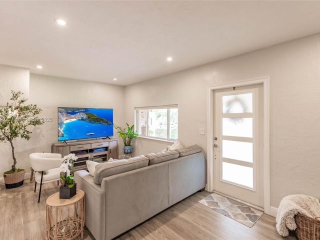 Продажа дома по адресу 6250 SW 19th St - фото 6241003