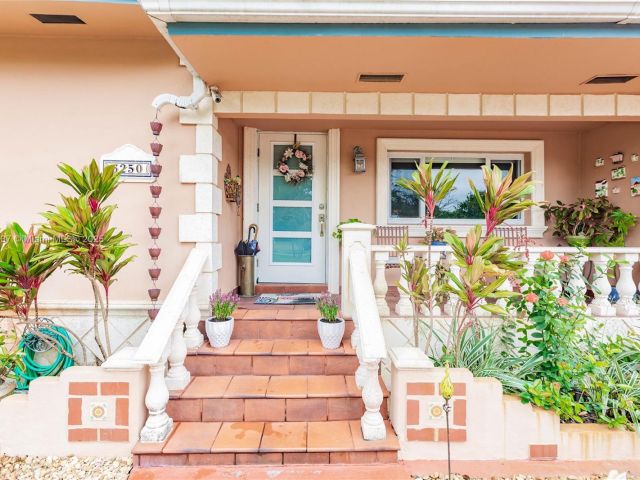 Продажа дома по адресу 6250 SW 19th St - фото 6241005