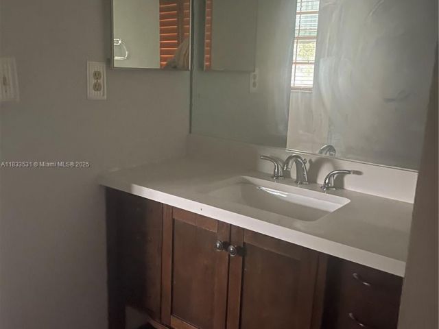 Дом в аренду по адресу 12390 SW 51st Pl 12390 - фото 6240816