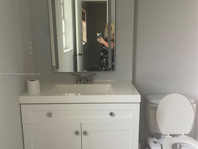 Дом в аренду по адресу 12390 SW 51st Pl 12390 - фото 6240819