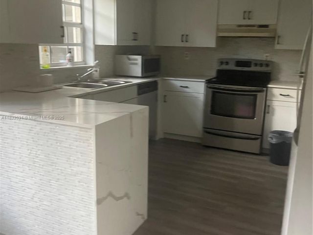 Дом в аренду по адресу 12390 SW 51st Pl 12390 - фото 6240823