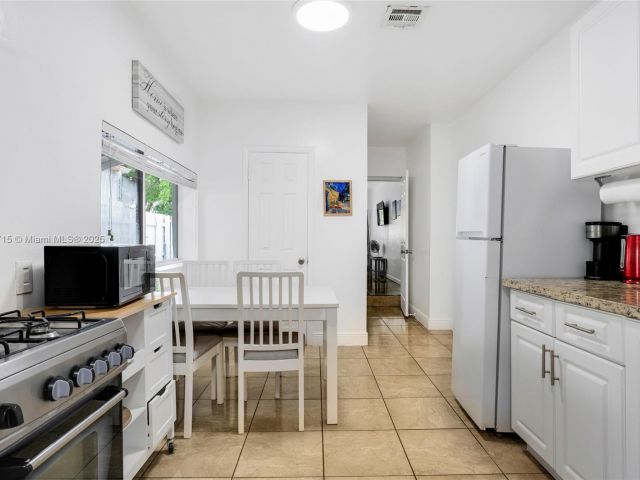 Продажа дома по адресу 104 SW 40th Ave - фото 6274648