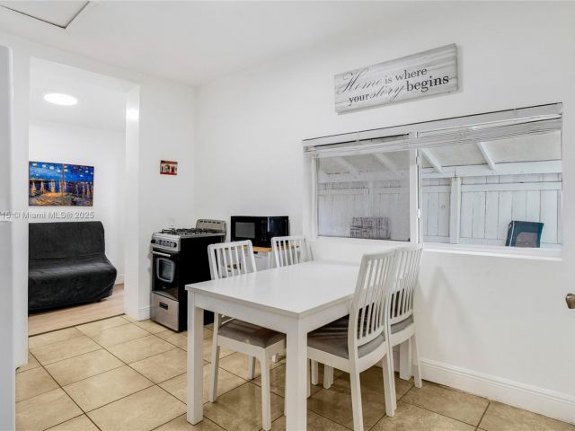 Продажа дома по адресу 104 SW 40th Ave - фото 6274649