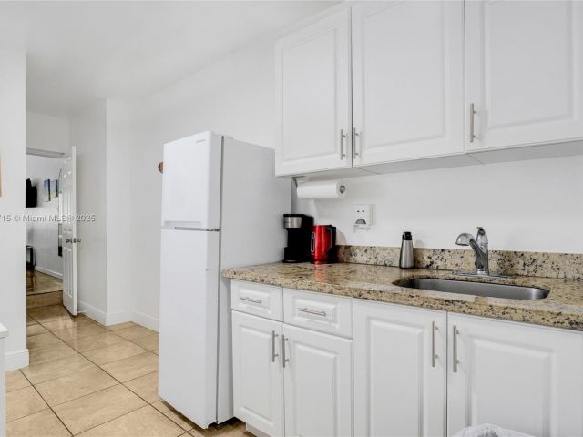 Продажа дома по адресу 104 SW 40th Ave - фото 6274650