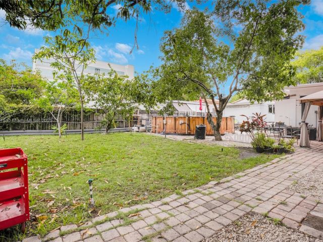 Продажа дома по адресу 104 SW 40th Ave - фото 6274652