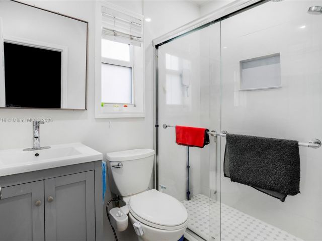 Продажа дома по адресу 104 SW 40th Ave - фото 6274655