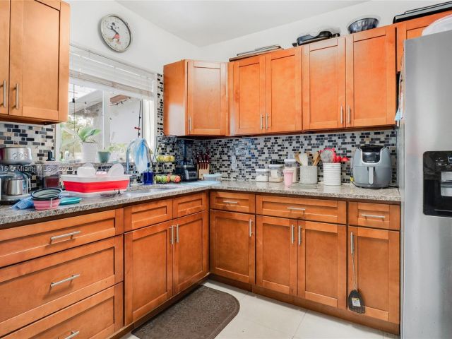 Продажа дома по адресу 104 SW 40th Ave - фото 6274657