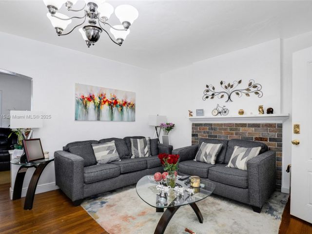 Продажа дома по адресу 104 SW 40th Ave - фото 6274659