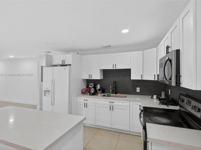 Продажа дома по адресу 8224 NW 1st Pl - фото 6253824