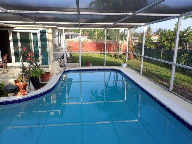 Продажа дома по адресу 8501 NW 19th St - фото 6247157