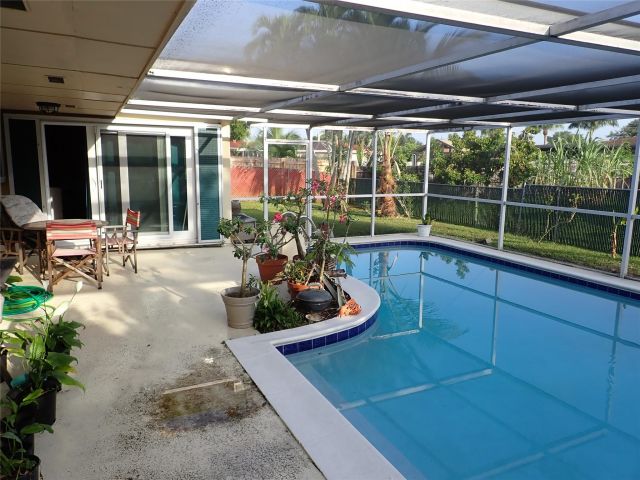 Продажа дома по адресу 8501 NW 19th St - фото 6247158