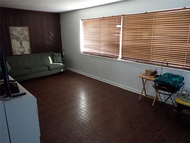 Продажа дома по адресу 8501 NW 19th St - фото 6247165