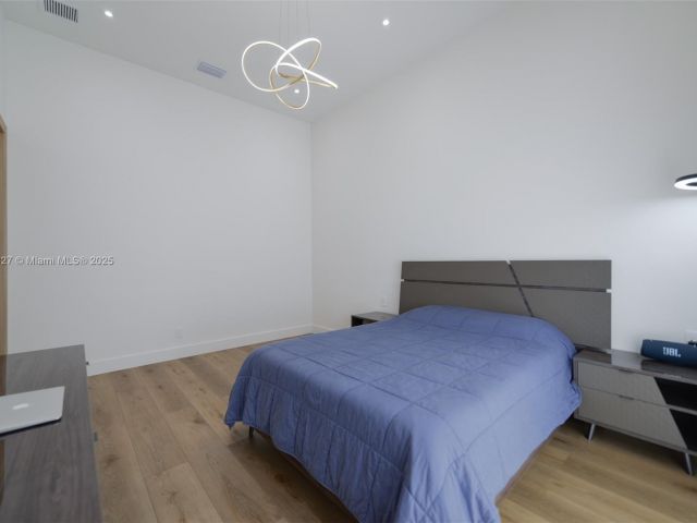 Дом в аренду по адресу 635 SW 9th St 0 - фото 6243588