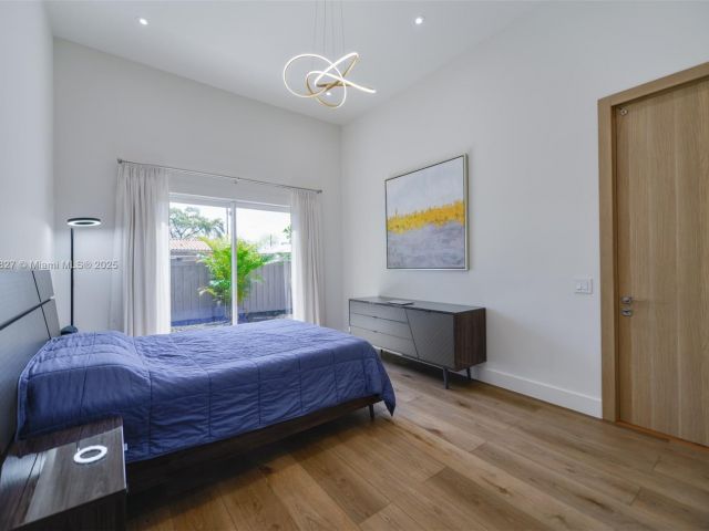 Дом в аренду по адресу 635 SW 9th St 0 - фото 6243590