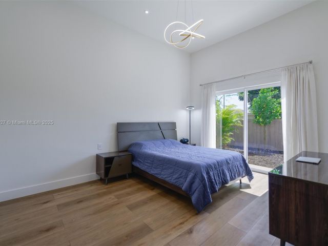 Дом в аренду по адресу 635 SW 9th St 0 - фото 6243591