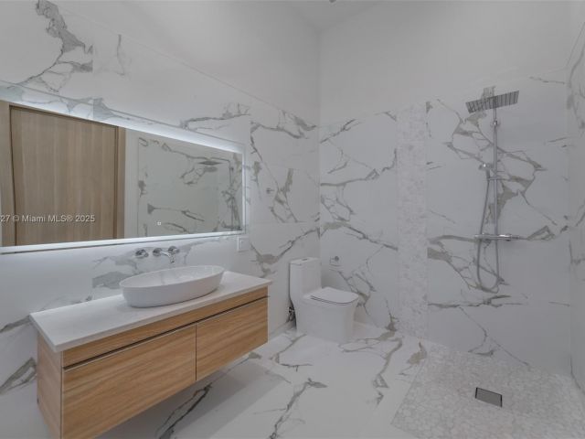 Дом в аренду по адресу 635 SW 9th St 0 - фото 6243592