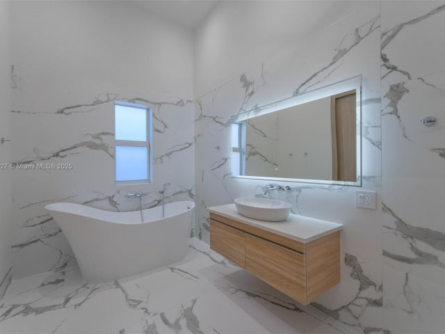 Дом в аренду по адресу 635 SW 9th St 0 - фото 6243593