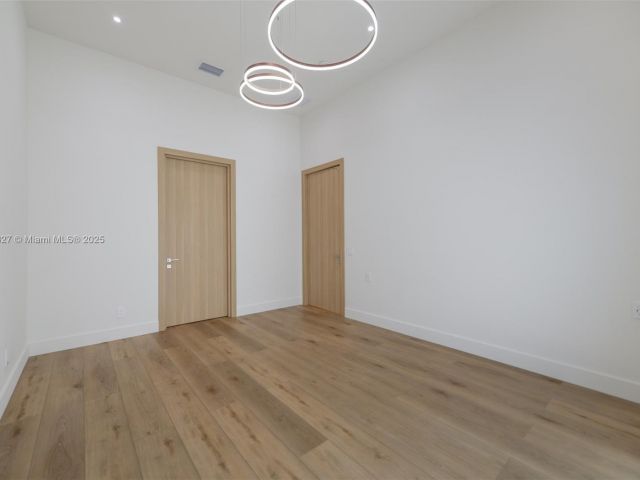 Дом в аренду по адресу 635 SW 9th St 0 - фото 6243594