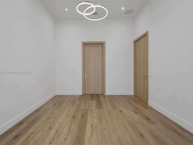 Дом в аренду по адресу 635 SW 9th St 0 - фото 6243596