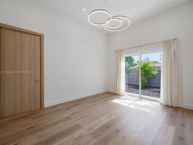 Дом в аренду по адресу 635 SW 9th St 0 - фото 6243597