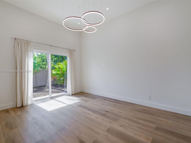 Дом в аренду по адресу 635 SW 9th St 0 - фото 6243598