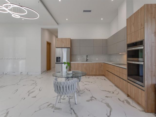 Дом в аренду по адресу 635 SW 9th St 0 - фото 6243599