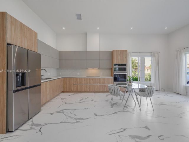 Дом в аренду по адресу 635 SW 9th St 0 - фото 6243600