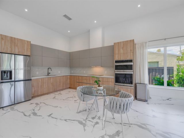 Дом в аренду по адресу 635 SW 9th St 0 - фото 6243601