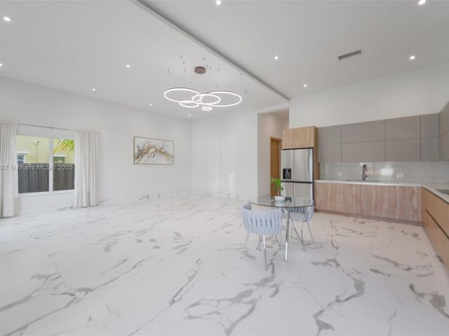 Дом в аренду по адресу 635 SW 9th St 0 - фото 6243602