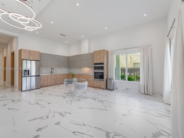 Дом в аренду по адресу 635 SW 9th St 0 - фото 6243603