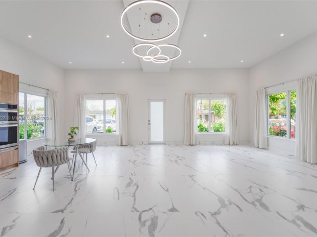 Дом в аренду по адресу 635 SW 9th St 0 - фото 6243604