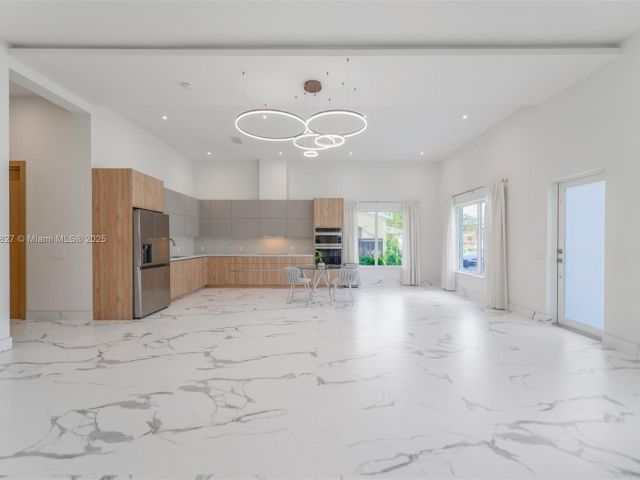 Дом в аренду по адресу 635 SW 9th St 0 - фото 6243605