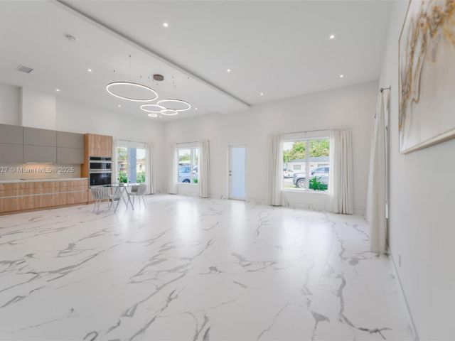 Дом в аренду по адресу 635 SW 9th St 0 - фото 6243606