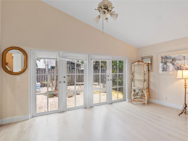 Продажа дома по адресу 9381 Aegean Dr - фото 6251753