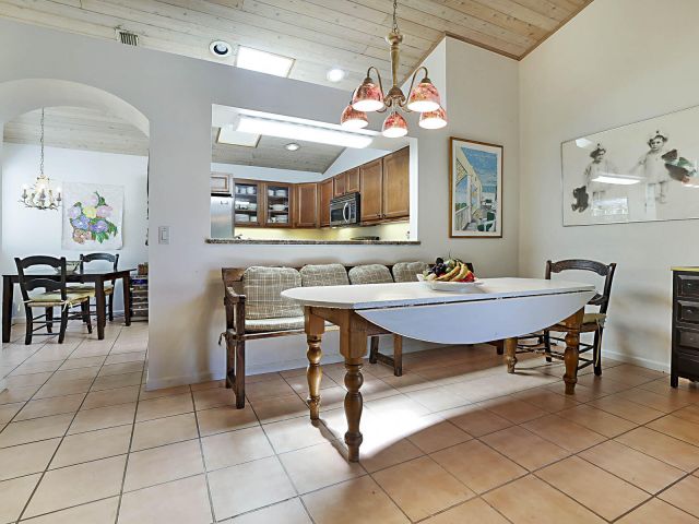 Продажа дома по адресу 9358 Heathridge Drive - фото 6893650