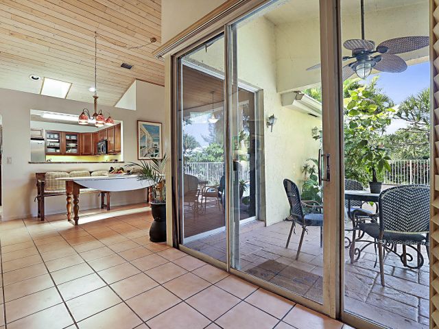 Продажа дома по адресу 9358 Heathridge Drive - фото 6893652