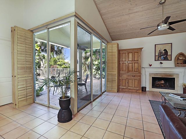 Продажа дома по адресу 9358 Heathridge Drive - фото 6893653