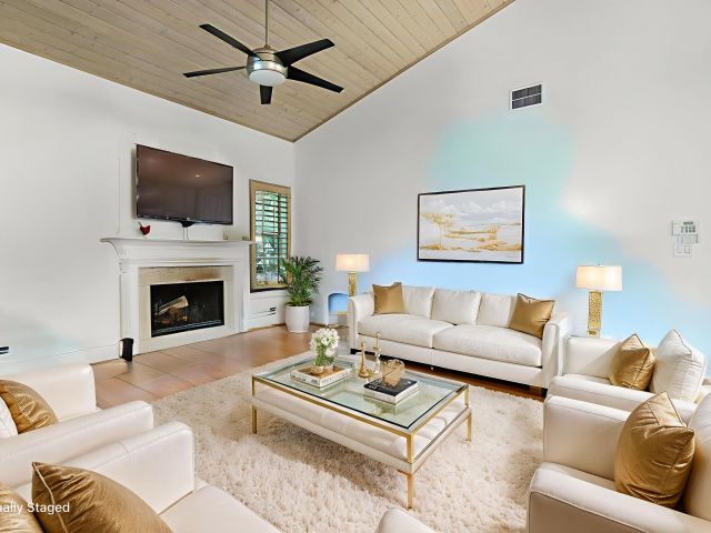 Продажа дома по адресу 9358 Heathridge Drive - фото 6893658