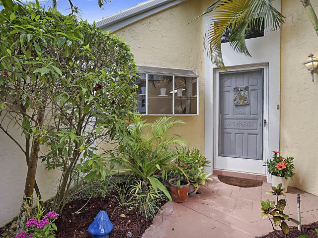 Продажа дома по адресу 9358 Heathridge Drive - фото 6893660