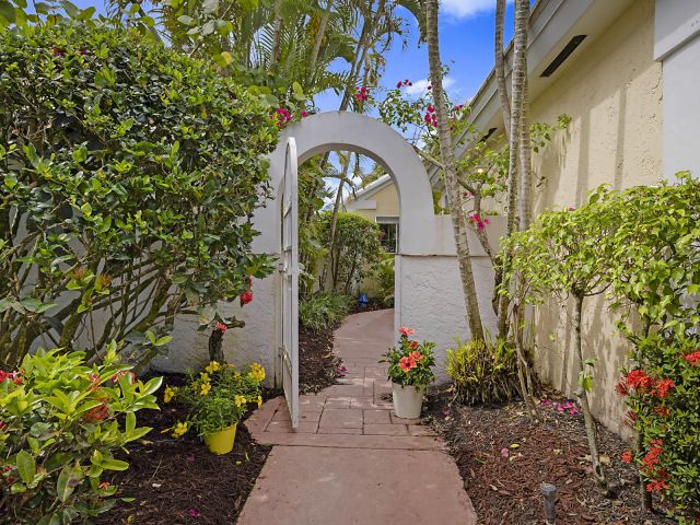 Продажа дома по адресу 9358 Heathridge Drive - фото 6893662