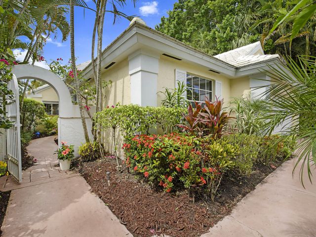 Продажа дома по адресу 9358 Heathridge Drive - фото 6893663